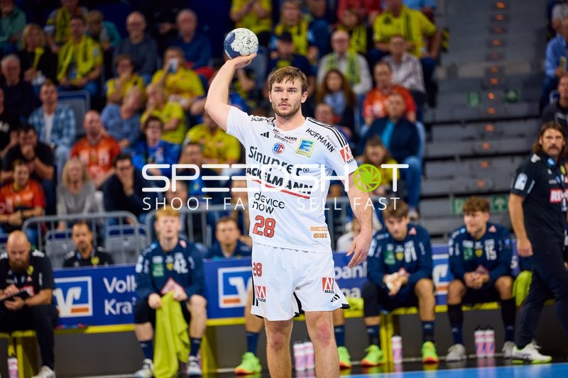 Ein Spieler von THW Kiel bereitet einen Wurf vor.