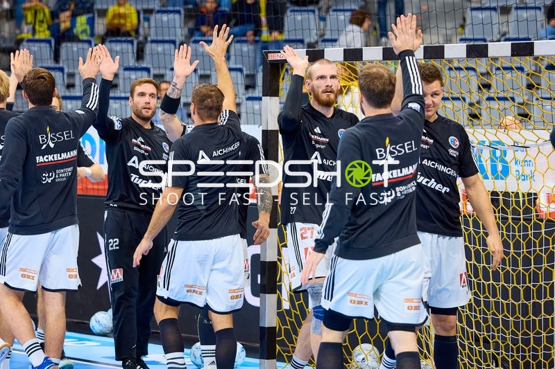 Spieler von THW Kiel geben sich vor dem Spiel High-Fives.
