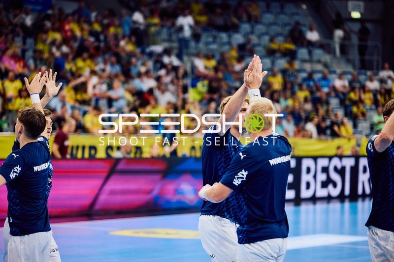 Spieler von THW Kiel geben sich High-Fives während der Aufwärmphase.
