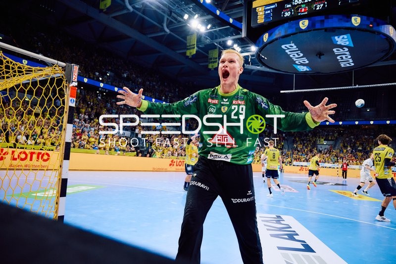 Torwart jubelt und feiert eine erfolgreiche Abwehraktion