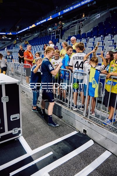 Spieler trifft Fans und gibt Autogramme