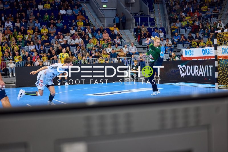 Torwurf von THW Kiel auf das Tor von Rhein Neckar Löwen