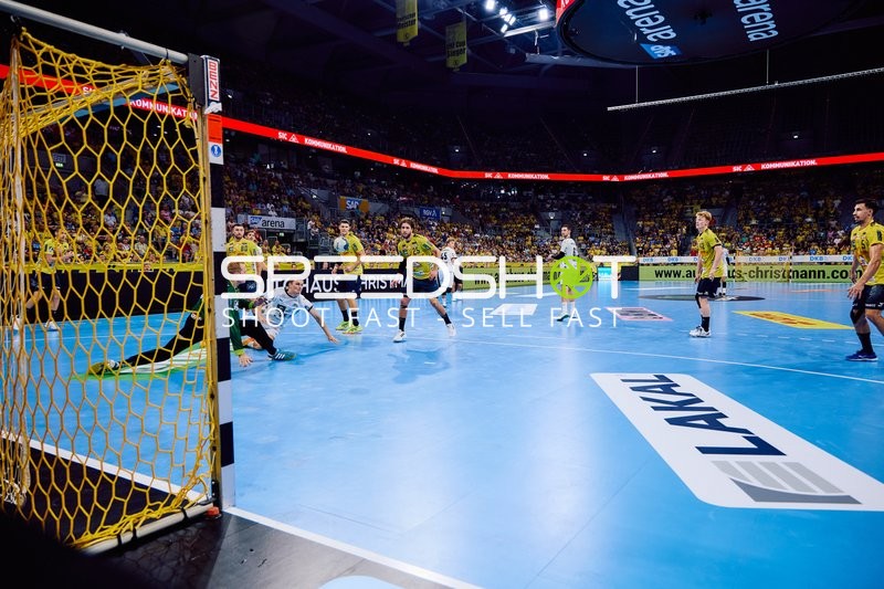 Ein Spieler von THW Kiel versucht ein Tor zu erzielen, während die Rhein Neckar Löwen verteidigen.