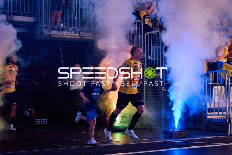 Einlauf der Mannschaft in die Arena