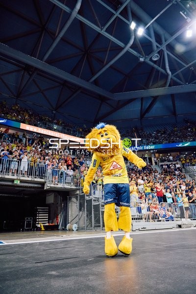 Das Maskottchen der Rhein Neckar Löwen interagiert mit dem Publikum.