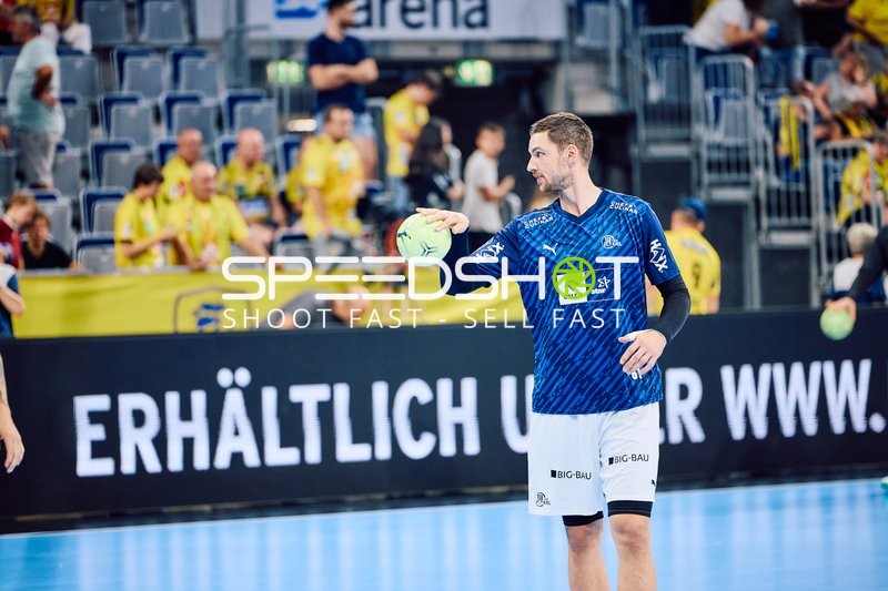 Ein Spieler bereitet sich darauf vor, den Ball zu spielen.