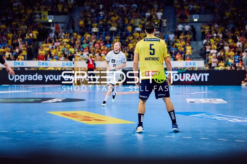 Ein Spieler der Rhein Neckar Löwen steht in der Defensive.