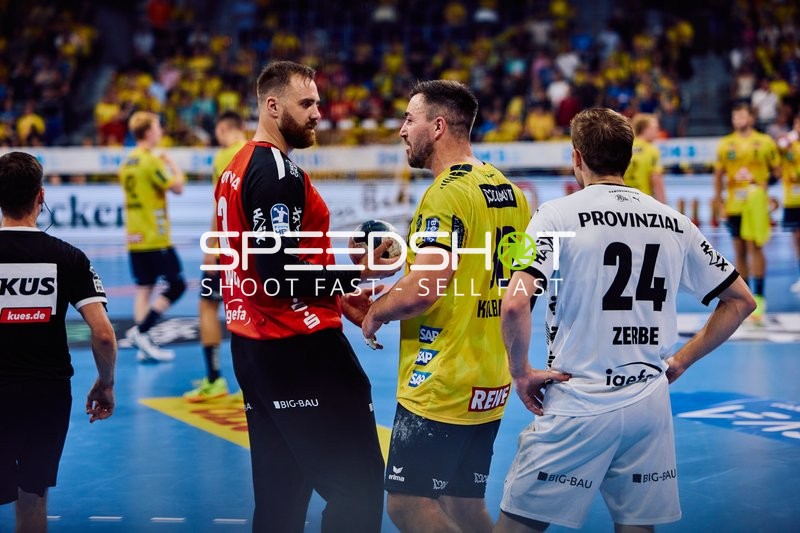 Diskussion zwischen Spielern auf dem Spielfeld