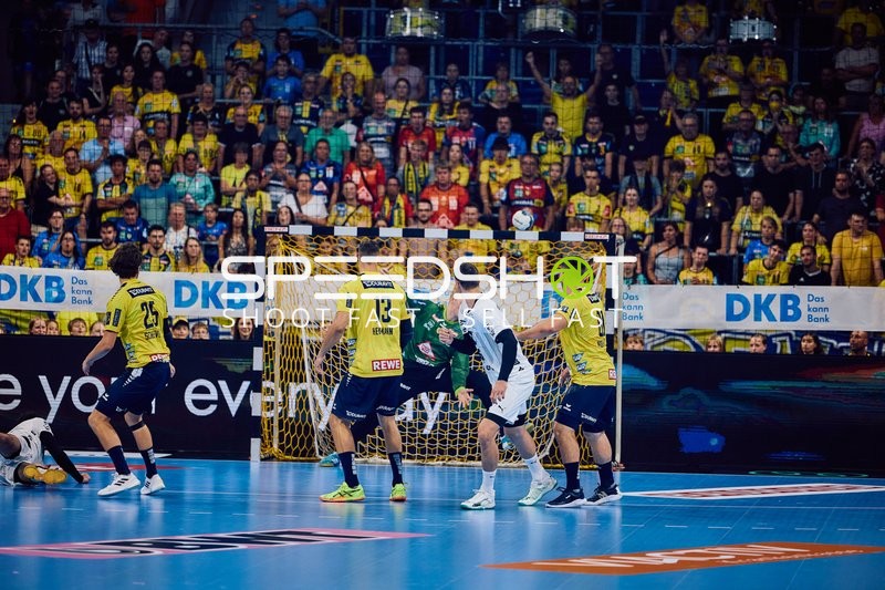 Ein Angriff der Rhein Neckar Löwen auf das Tor von THW Kiel.