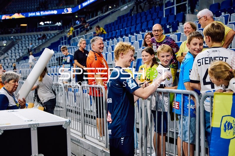 Spieler gibt Autogramme an Fans