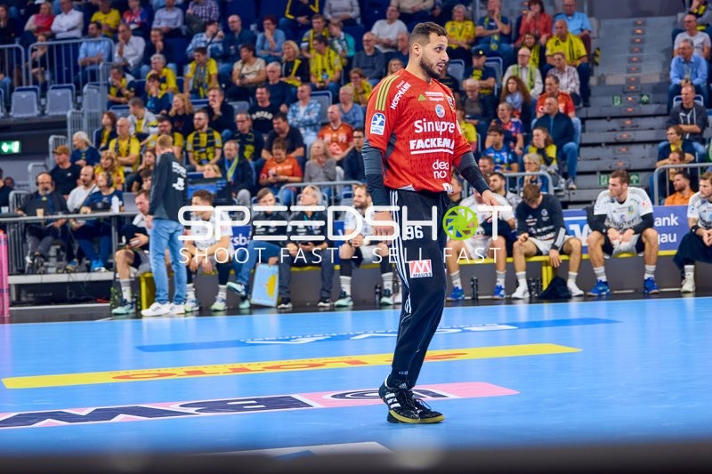 Ein Spieler der Rhein Neckar Löwen steht auf dem Spielfeld während des Spiels.