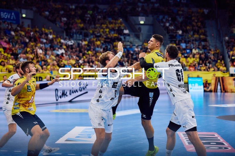 Ein Spieler der Rhein Neckar Löwen versucht, sich gegen die Abwehr von THW Kiel durchzusetzen.