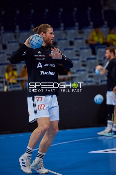 Ein Spieler von THW Kiel wirft den Ball während des Spiels.