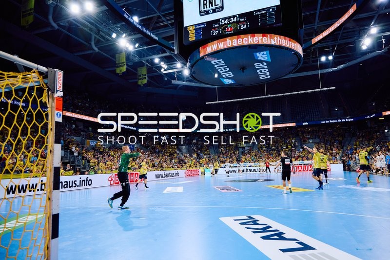 Ein Torwart der Rhein Neckar Löwen versucht, den Ball zu halten.