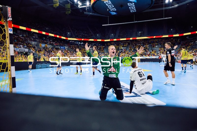 Torwart jubelt nach einer erfolgreichen Abwehraktion.