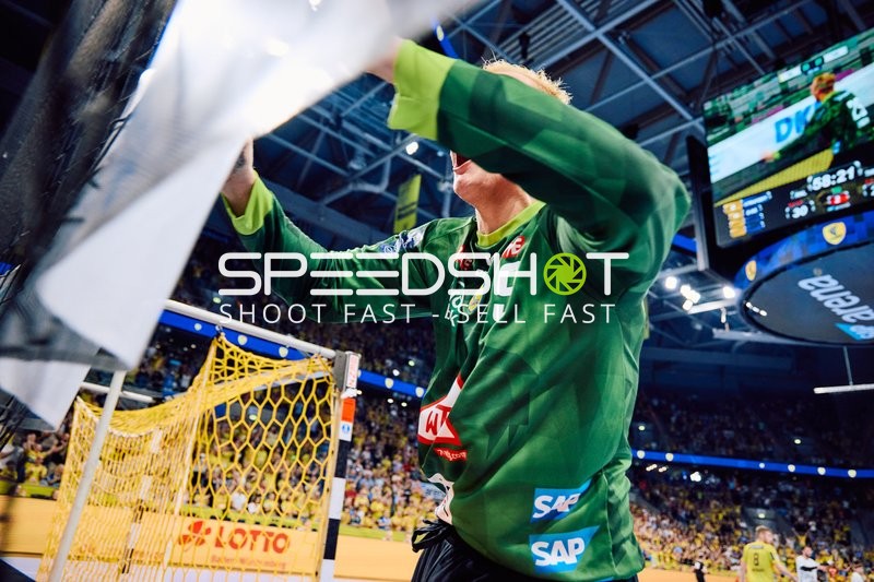 Ein Spieler von Rhein Neckar Löwen bereitet sich auf ein Spiel vor oder feiert einen Sieg.
