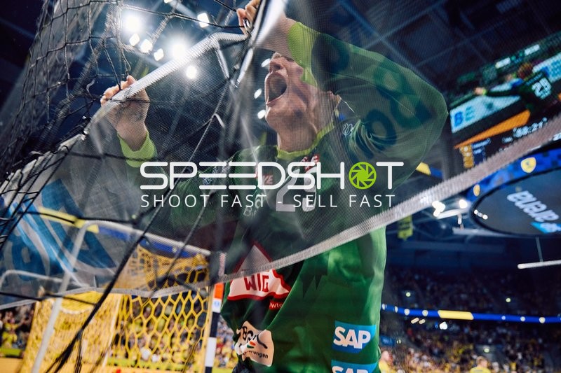 Ein Torwart von Rhein Neckar Löwen jubelt leidenschaftlich im Tor.