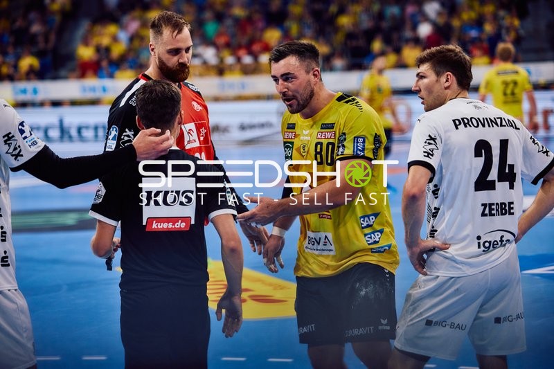 Diskussion mit dem Schiedsrichter