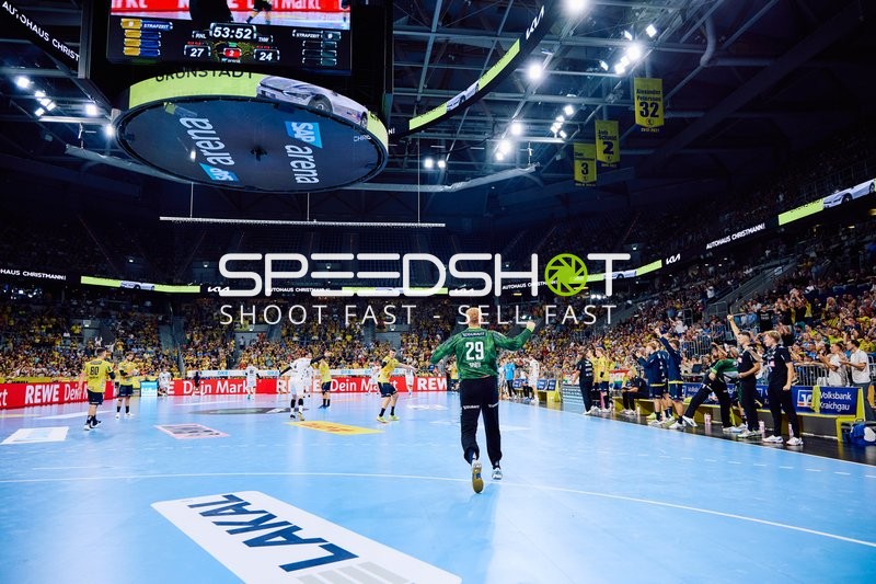 Torwart von THW Kiel läuft in die Spielfeldmitte.