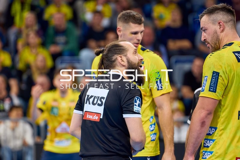 Diskussion zwischen Spielern und Schiedsrichter