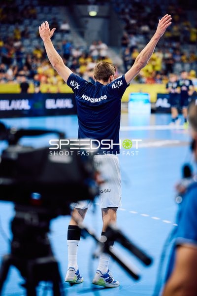 Spieler jubelt mit erhobenen Armen