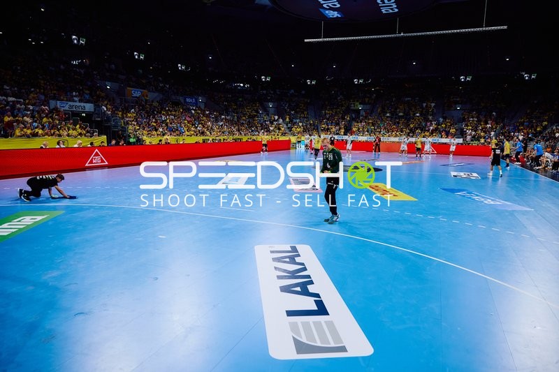 Spielunterbrechung mit Spielern auf dem Spielfeld