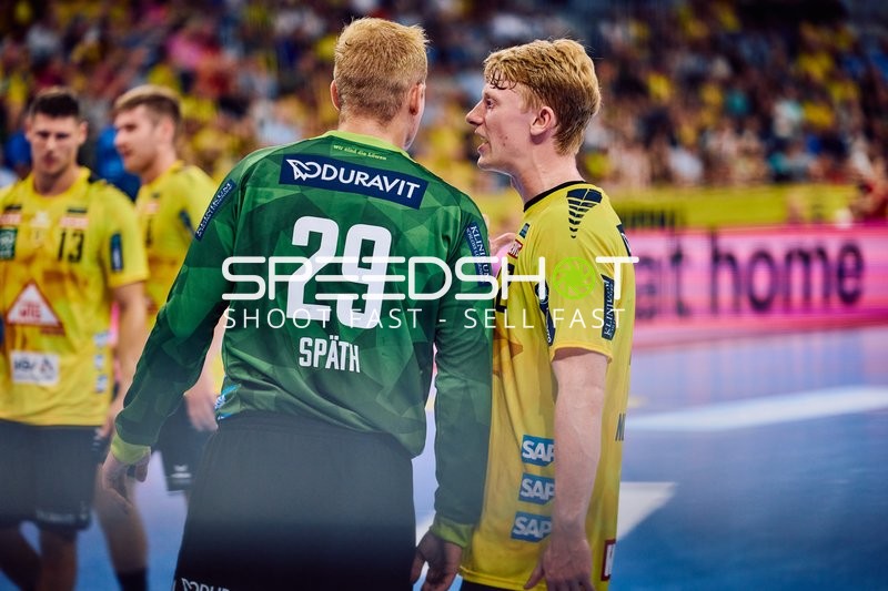 Spieler sprechen miteinander