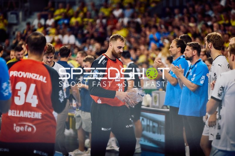 Spieler von THW Kiel beim Einlaufen und Händeschütteln vor dem Spiel.