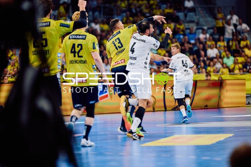 Ein Angriff des THW Kiel in Richtung Tor der Rhein Neckar Löwen.