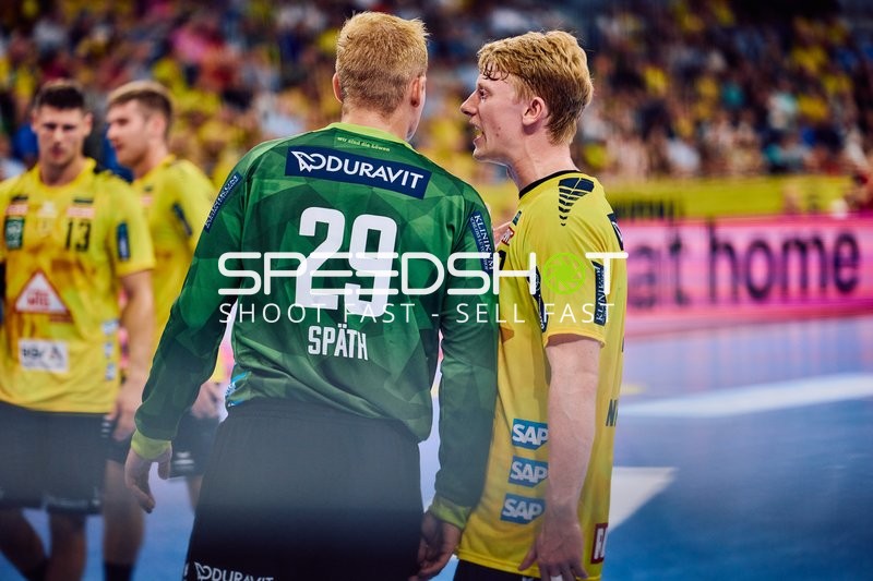 Spieler diskutieren auf dem Spielfeld