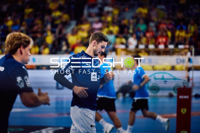 Das Bild zeigt Spieler beider Teams beim Aufwärmen.