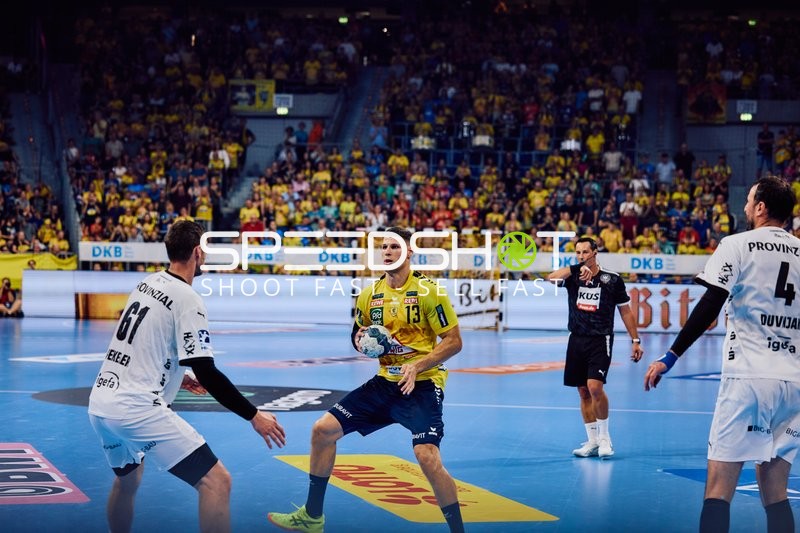 Sebastian Heymann von den Rhein Neckar Löwen versucht, einen Spielzug gegen die Abwehr von THW Kiel zu machen.