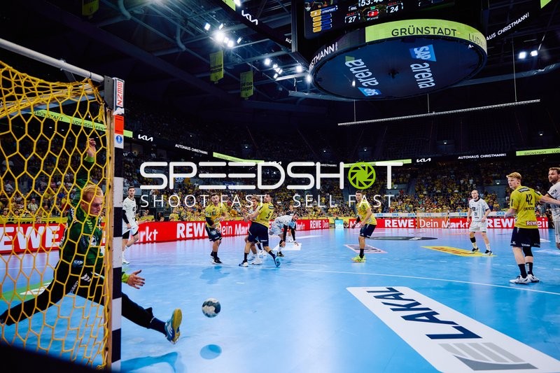 Ein Torwurf auf das Tor der Rhein Neckar Löwen.