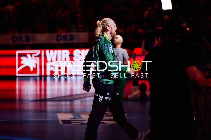 Ein Spieler von THW Kiel betritt das Spielfeld.