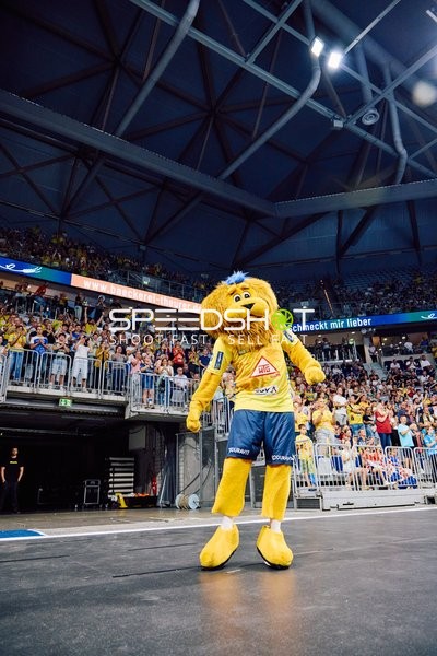 Das Maskottchen der Rhein Neckar Löwen interagiert mit dem Publikum.