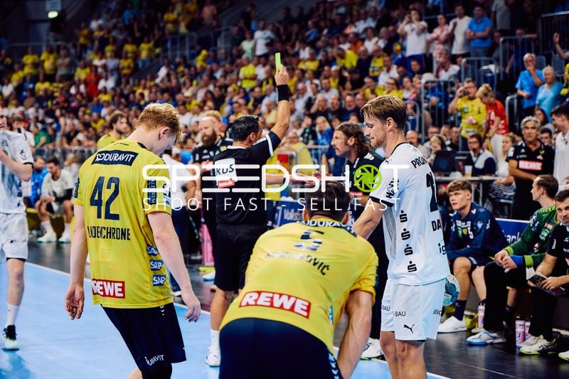 Diskussion nach einem Foul, Schiedsrichter zeigt eine Entscheidung an.