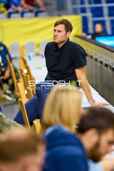 Uwe Gensheimer sitzt entspannt am Spielfeldrand.