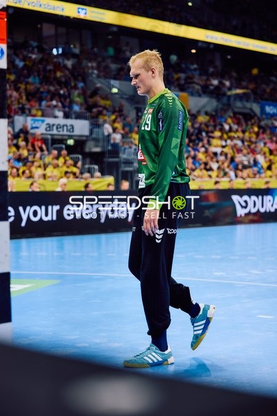 Ein Spieler von THW Kiel betritt das Spielfeld.