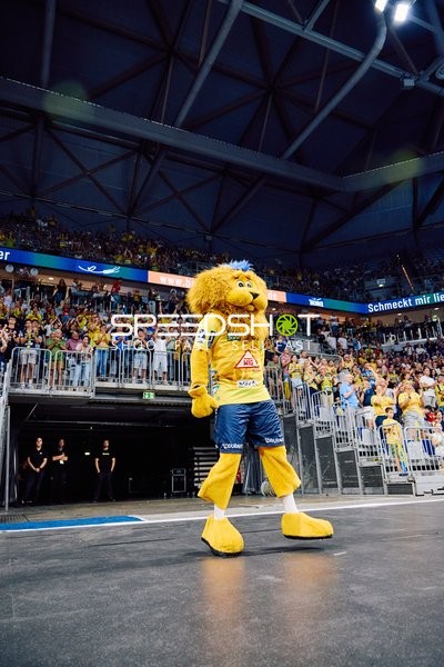 Maskottchen der Rhein Neckar Löwen unterhält die Zuschauer.