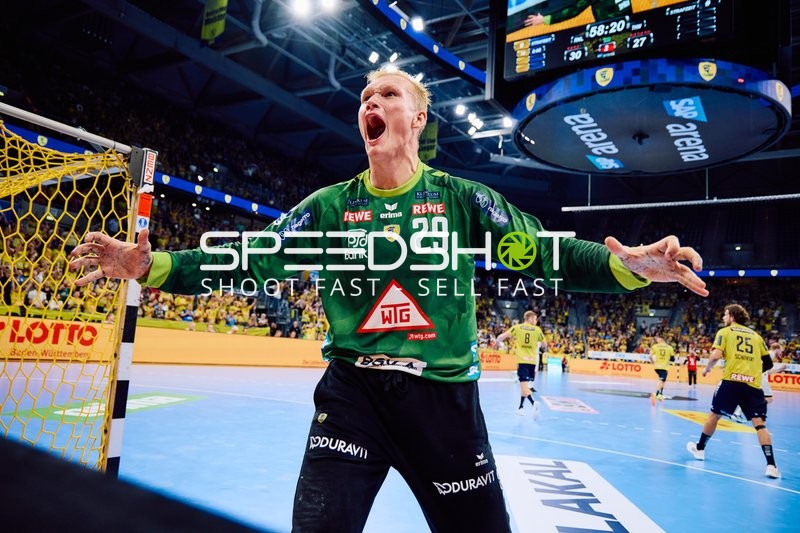 Torwart jubelt nach erfolgreicher Abwehr.