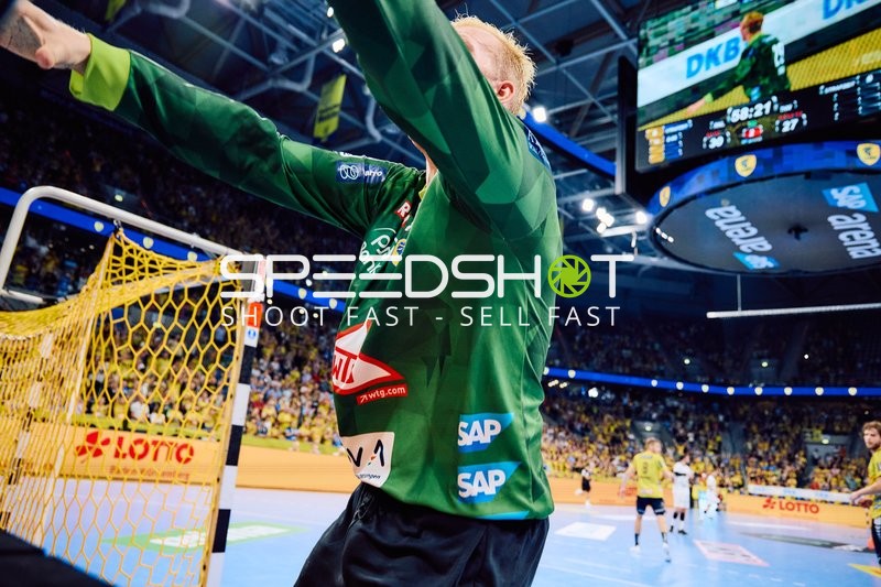 Torhüter in Aktion vor dem Tor