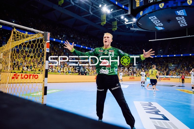 Torhüter feiert eine erfolgreiche Abwehrhaltung.