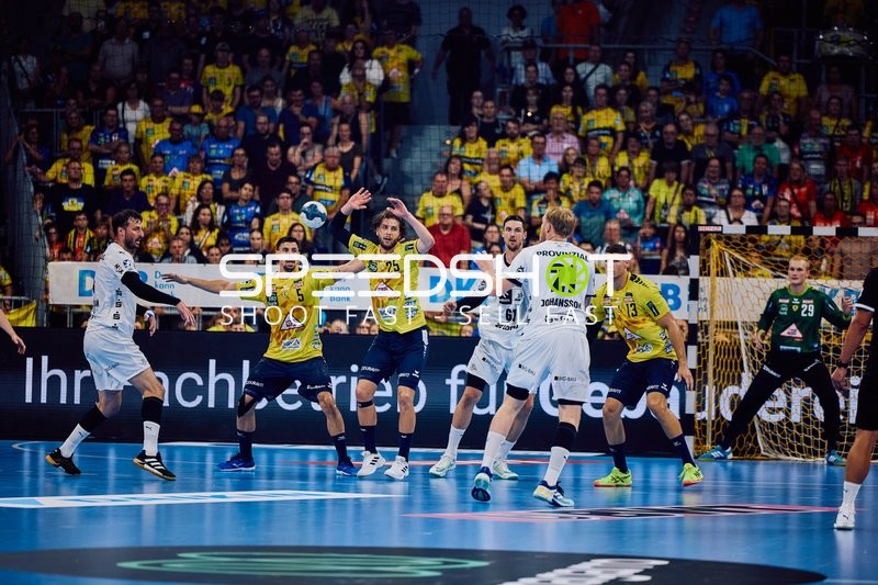 Passspiel zwischen Spielern von Rhein Neckar Löwen und THW Kiel.