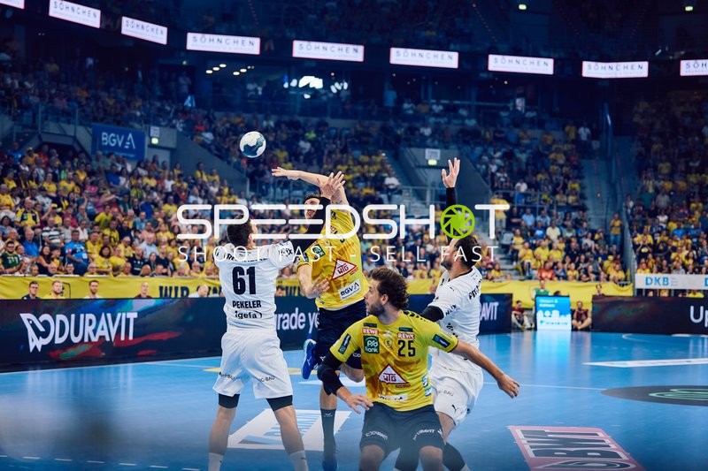 Spieler Nummer 25 von Rhein Neckar Löwen springt, um den Ball zu fangen oder zu blocken.