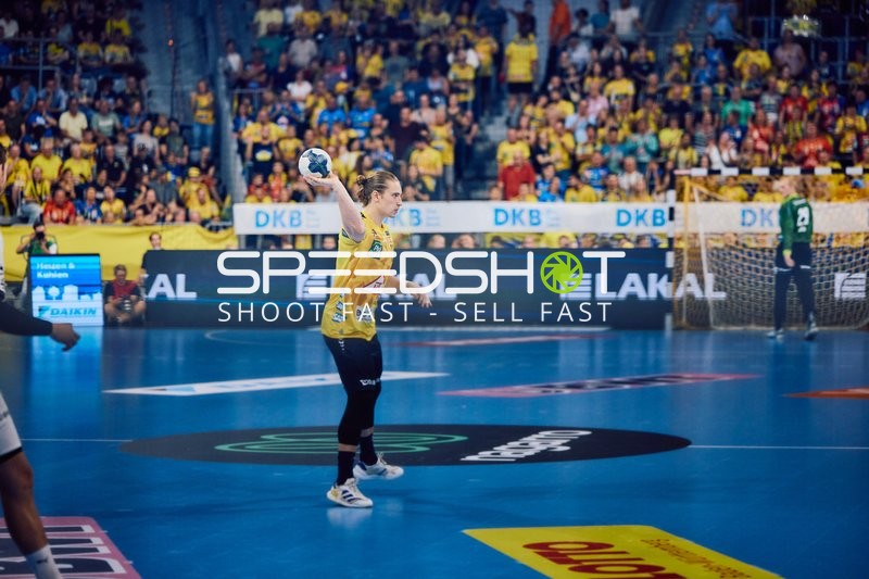 Wurfaktion eines Spielers der Rhein Neckar Löwen