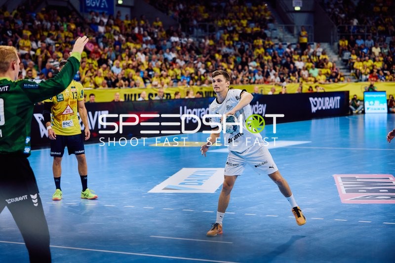 Ein Spieler von THW Kiel wirft auf das Tor.