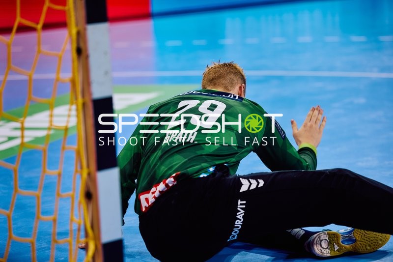 Ein Spieler liegt am Boden in der Nähe des Tores.