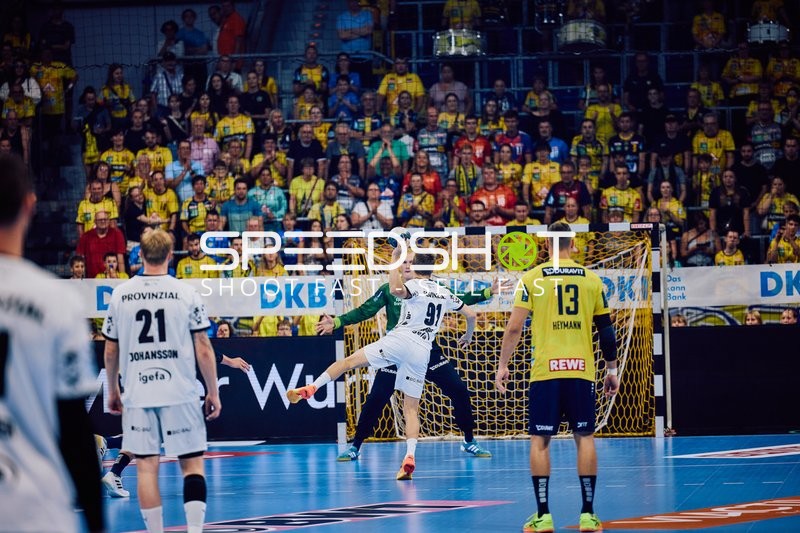 Ein Spieler von THW Kiel versucht ein Tor gegen Rhein Neckar Löwen zu erzielen.