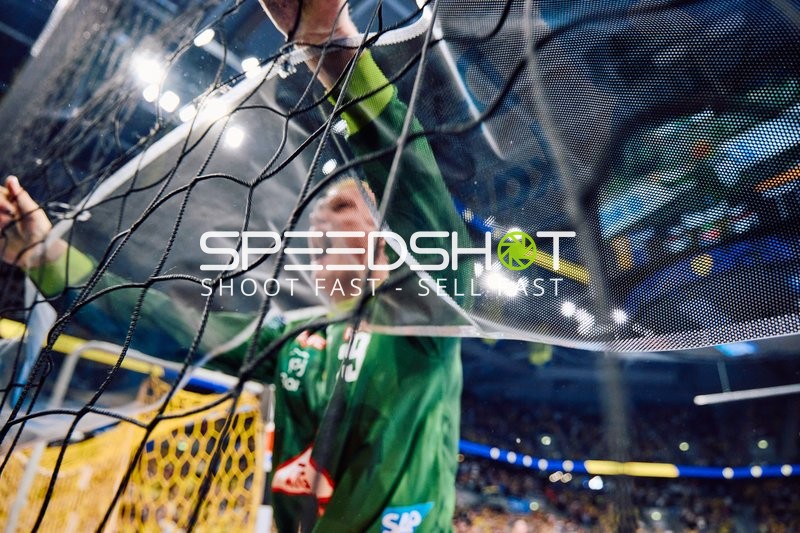 Torwart in Aktion, hält das Netz.