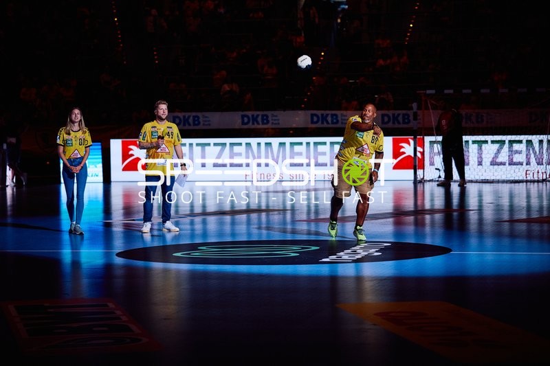 Ein Spieler der Rhein Neckar Löwen wirft den Ball.